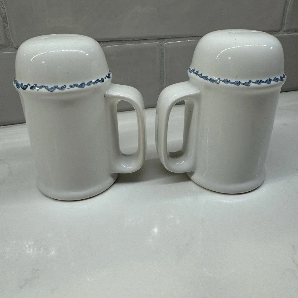 Vintage 1992 House Of Lloyd Country Farmhouse Salt & Pepper Shakers Blue Hearts‎